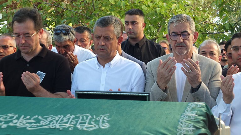 ozgur-ozel-burhaniyede-cenaze-torenine-katildi-LIbqfX1m.jpg