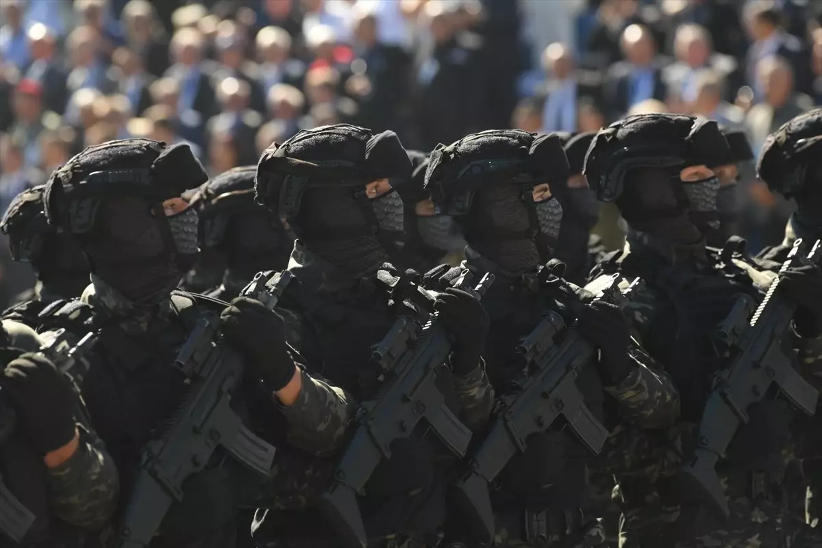 Sırbistan’da Askere Geçit Töreni