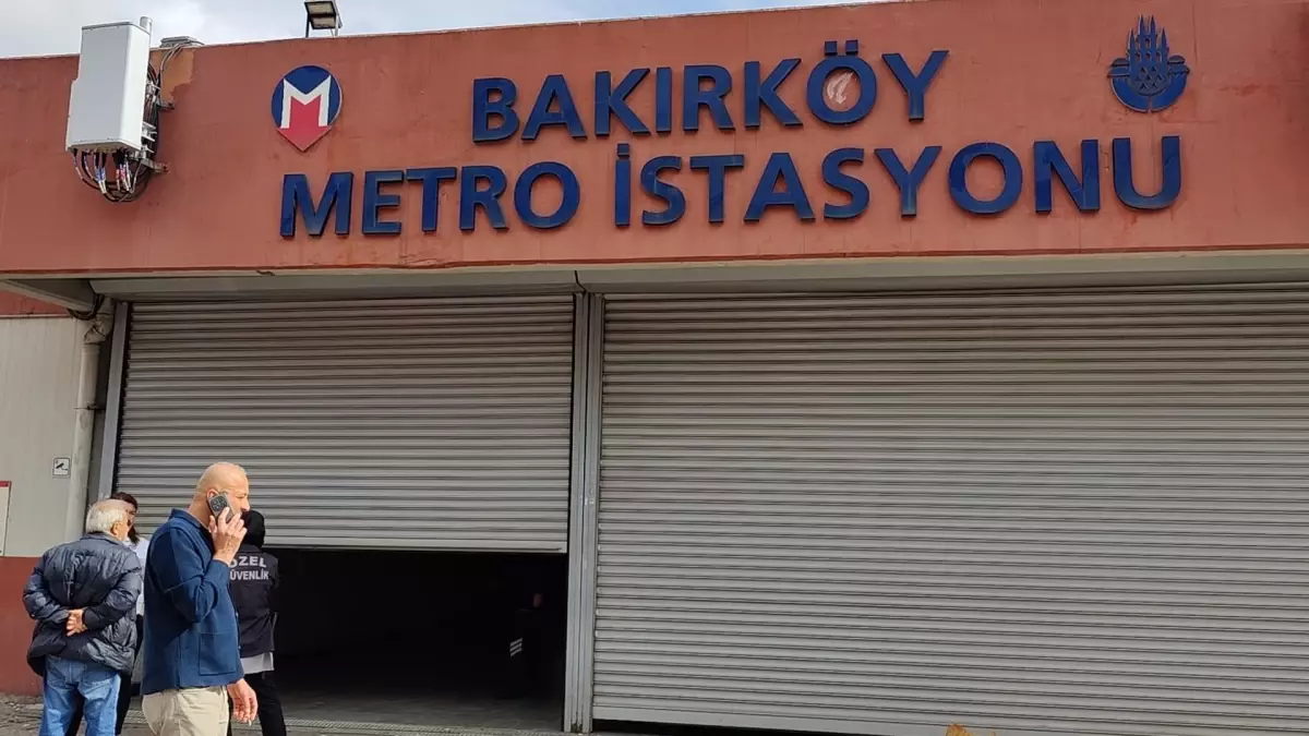 bakirkoyde metro istasyonunda yolcu raylara atlayarak intihar etti EBgHgyEX.jpg