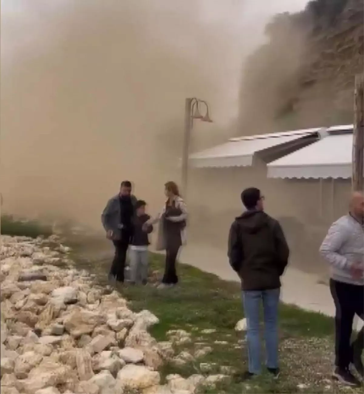 silivride toprak kaymasi kaya parcalari cay bahcesine dustu ezKTV5hr