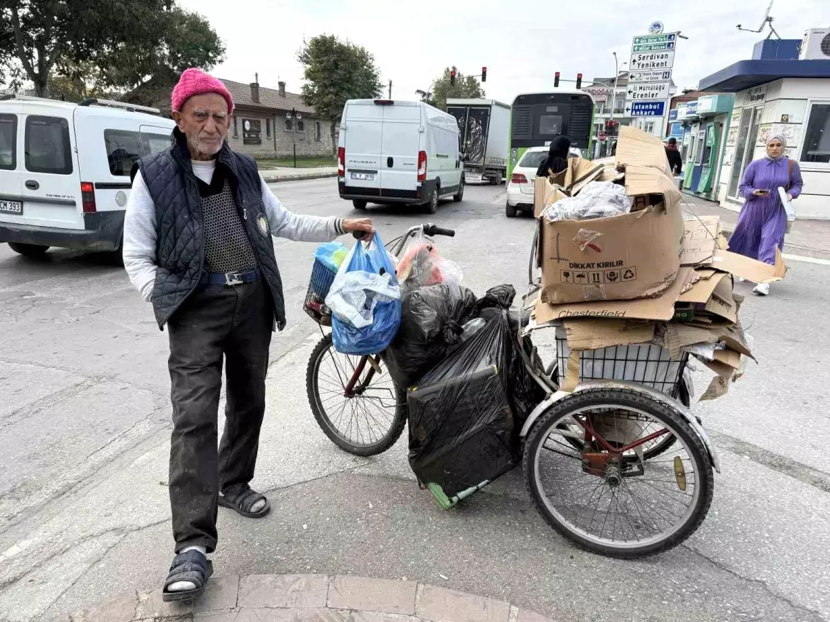 yasli adamin copten karton toplamasi sosyal medyada tartisma yaratti 5uVGnW1T.jpg