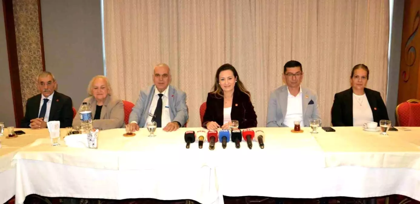 chp manisa il baskani ozalperden basin toplantisi ve burokrasideki degisiklikler V71CSpar.jpg