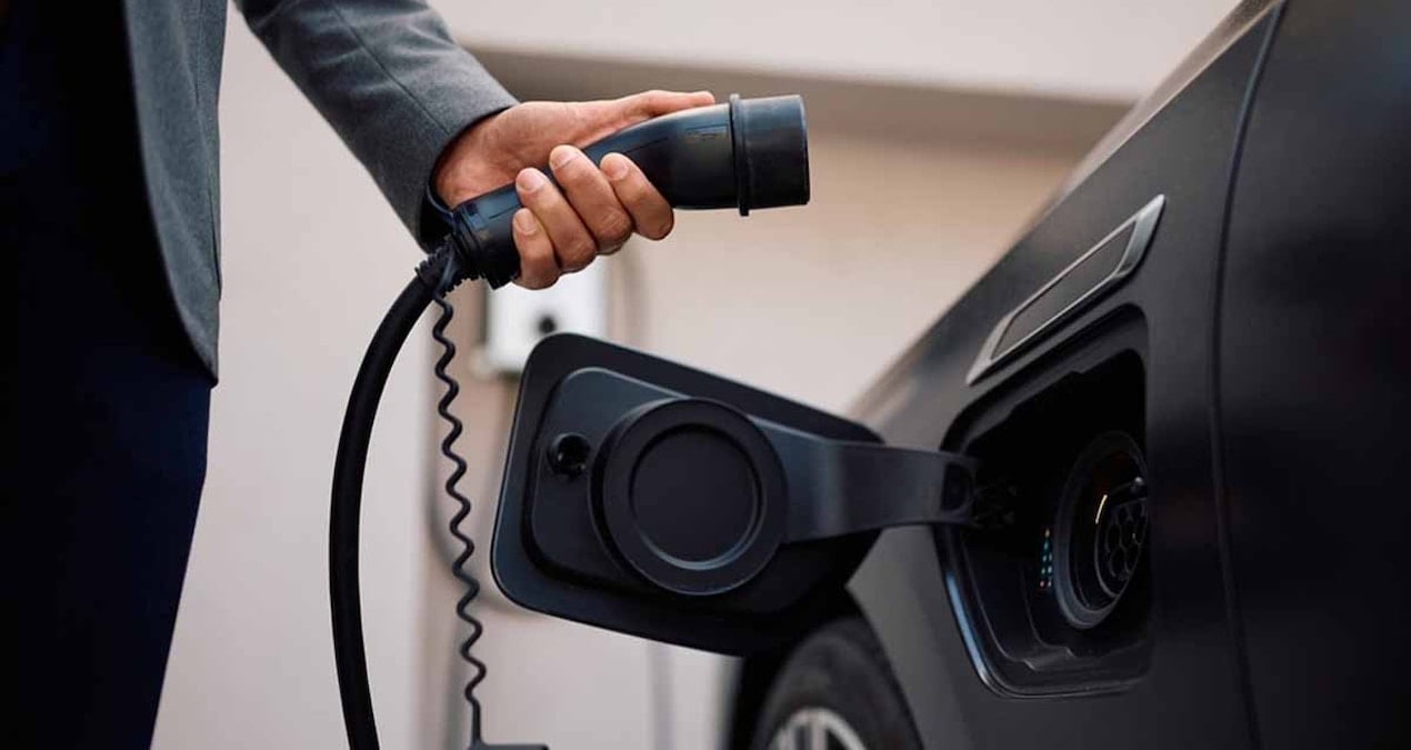 ‘Fişe takma endişesi yok’ diyerek rakiplerini geride bıraktı! ‘Yılın Hibrit Otomobili’ unvanını kazandı!