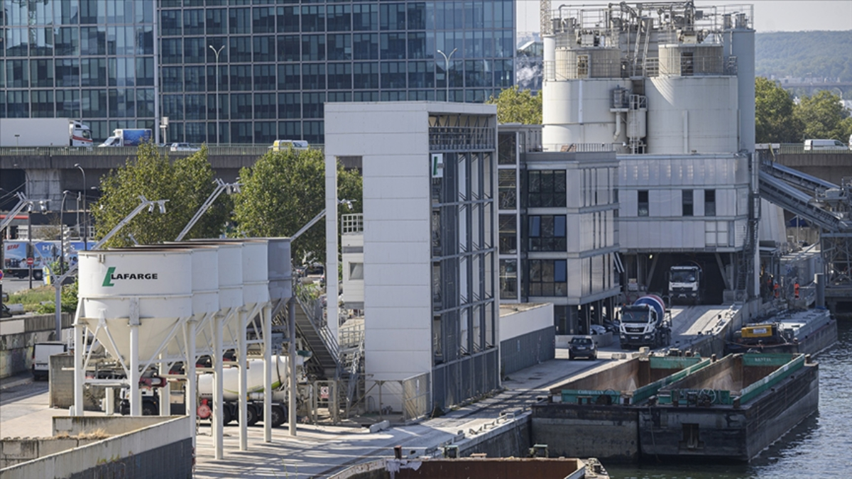 mitin suriyede fabrikasini vurdugu lafarge fransada teror orgutunu finanse etmekten yargilaniyor hn49LLKV.jpg