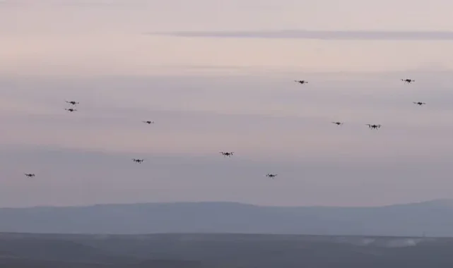 Türkiye’de ilk! Sürü İHA’lar gerçek mühimmatla hedefi vurdu