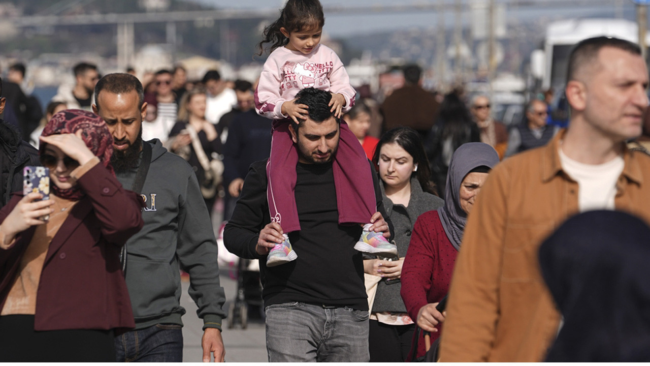 İstanbullu kendini dışarı attı! Denize bile giren var,sıcaklık bakın kaç oldu